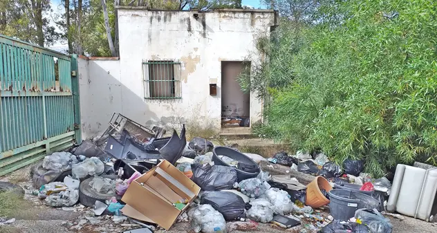 Ex Scanu Gomme, tra i capannoni dismessi e abbandonati cresce la discarica abusiva