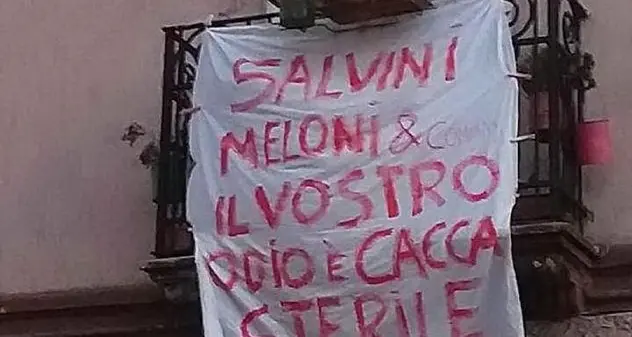 Striscione contro Salvini e Meloni: “Il vostro odio è cacca sterile”. Scatta la maxi sanzione alla coppia indagata