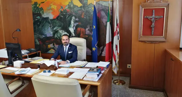 Un crocifisso nella stanza del Presidente del Consiglio regionale