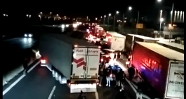 Caro carburante, la protesta dei camionisti: tir bloccano l’autostrada A1 a Caserta