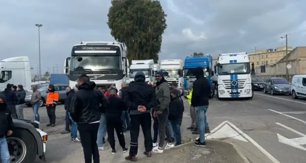 Caro carburante: protesta con i Tir davanti al porto di Cagliari