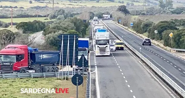 Caro carburante. Iniziato lo sciopero degli autotrasportatori sardi. LA DIRETTA