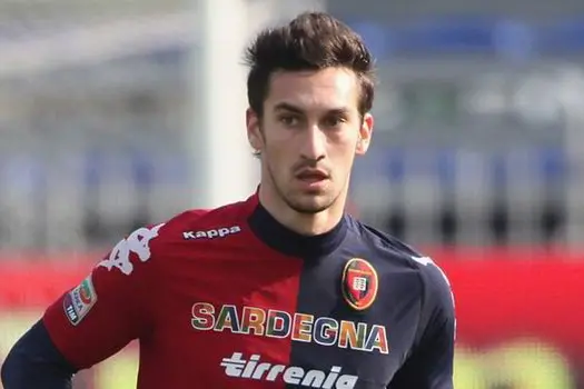 <p>Davide Astori con la maglia del Cagliari</p>\\n