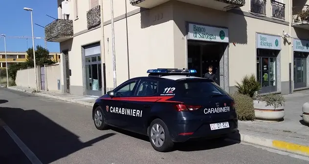 Auto-ariete sfonda la vetrata del Banco di Sardegna