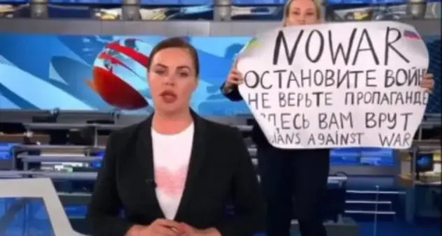 “Vi stanno mentendo”, giornalista russa interrompe il tg e viene arrestata: rischia fino a 15 anni di carcere