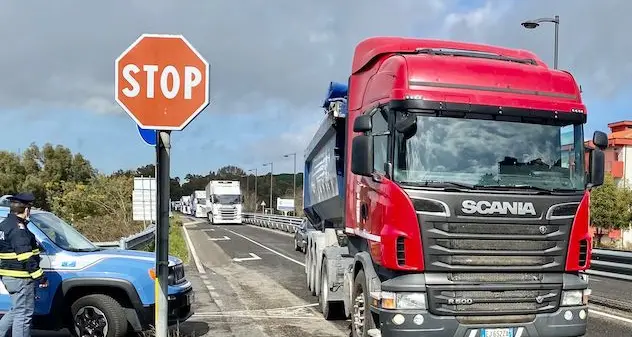 Caro carburante: secondo giorno protesta autotrasportatori sardi