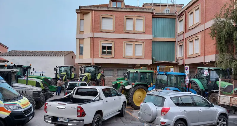 Costi insostenibili: agricoltori e allevatori occupano il Comune di Serramanna