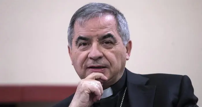 Il cardinal Becciu si presenta in aula: \"Sottoposto a massacro mediatico senza precedenti\"