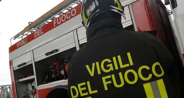 Perde il controllo di un rogo acceso per bruciare le erbacce: poliziotto in pensione stroncato da un infarto