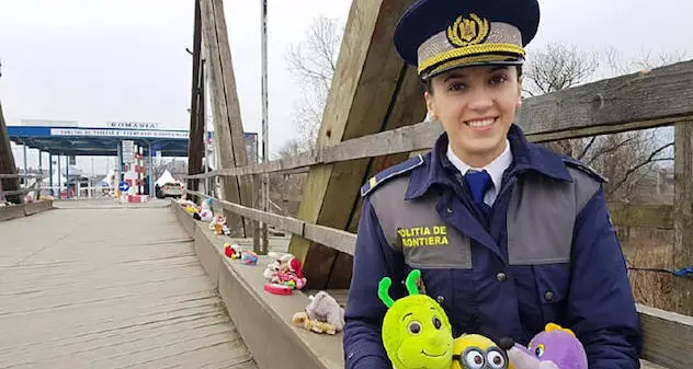 Un ponte di peluche per accogliere i bambini in fuga dall'Ucraina