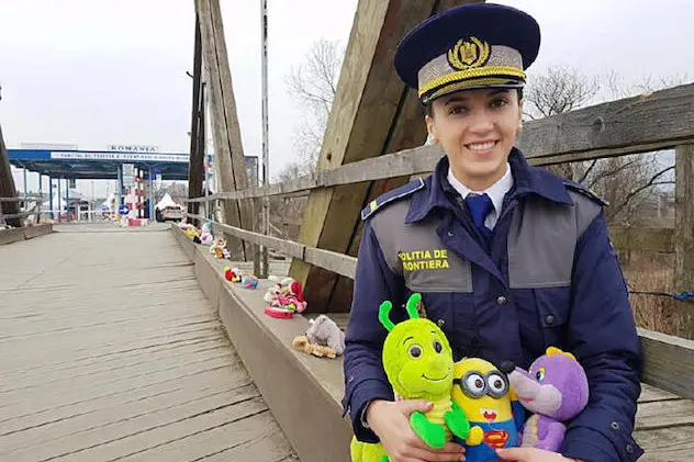 In una foto postata su Twitter un\\'agente di polizia mostra dei peluche sullo storico ponte sul fiume Tibisco, distrutto dai bombardamenti nel 1944 e poi ricostruito nei primi anni Duemila. Il checkpoint  collega la citt\\u2021 ucraina di Solotvino a quella romena di Sighetu Marmatiei, 16 marzo 2022.  TWITTER POLITIA DE FRONTIERA SIGHETU MARMATIEI  ++ATTENZIONE LA FOTO NON PUO\\' ESSERE PUBBLICATA O RIPRODOTTA SENZA L\\'AUTORIZZAZIONE DELLA FONTE DI ORIGINE CUI SI RINVIA+++ +++NO SALES; NO ARCHIVE; EDITORIAL USE ONLY+++