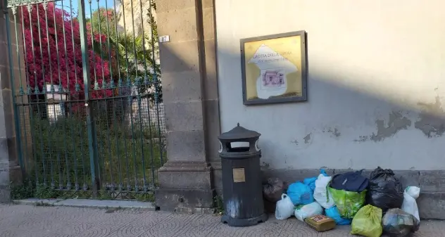 Grotta della Vipera \"monumento fantasma\", chiusa e abbandonata con i rifiuti all'esterno