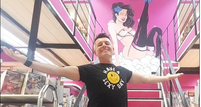 Salvatore Monni, 45 anni, gestisce il Porky’s, l’unico sexy shop sopravvissuto: “I clienti? Tutti, qui non è più un tabù”