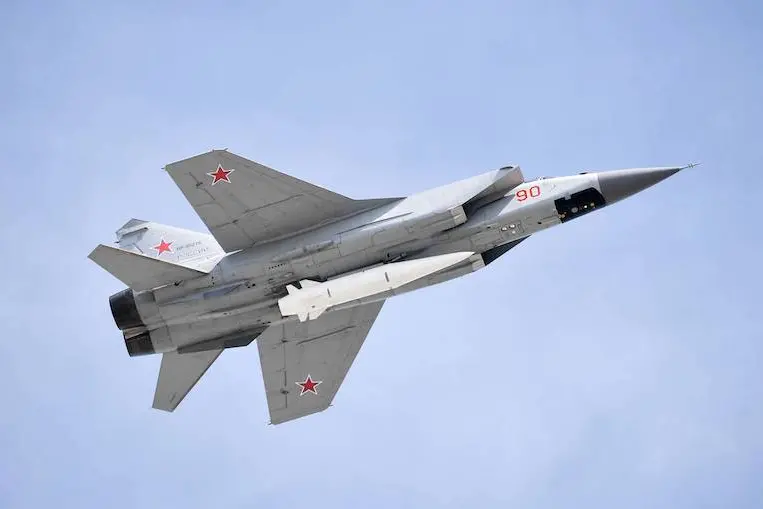 MOSCOW, RUSSIA - MAY 9, 2018: Mikoyan MiG-31K fighter jet with Kinzhal hypersonic missiles flies over Moscow\\'s Red Square marking the 73rd anniversary of the victory over Nazi Germany in the 1941-1945 Great Patriotic War, the Eastern Front of World War II. Alexei Nikolsky/Russian Presidential Press and Information Office/TASS\\n\\n\\u2013\\u00D3\\u00D2\\u00D2\\u00CB\\u02C7. \\u00C3\\u00D3\\u00D2\\u00CD\\u201A\\u2021. \\u2014\\u201A\\u00C2\\uF8FF\\u0131\\u00C1\\u201A\\u00DB\\u00CD\\u00D3\\u201A\\u00D3\\u00C8 \\u00CB\\u00D2\\u00DA\\uF8FF\\u00C2\\u00B7\\u00CB\\u00DA\\u00C2\\u00CE\\u00B8-\\u00D4\\u00C2\\uF8FF\\u00C2\\u0131\\u201A\\u2021\\u00DA\\u02DC\\u00CB\\u00CD \\u00C3\\u00CB\\u221A-31\\u00A0 \\u00D2 \\u00CC\\u00D3\\u201A\\u00C2\\u00C8\\u00AF\\u00C2\\u00C8 \\u201E\\u00CB\\u00D4\\u00C2\\uF8FF\\u00C1\\u201A\\u00DB\\u00CD\\u00D3\\u201A\\u00D3\\u00C8 \\uF8FF\\u2021\\u00CD\\u00C2\\u00DA\\u00D3\\u00C8 \"\\u00A0\\u00CB\\u00CC\\u00CA\\u2021\\u00CE\" \\u00CC\\u2021 \\u00A0\\uF8FF\\u2021\\u00D2\\u00CC\\u00D3\\u00C8 \\u00D4\\u00CE\\u00D3\\u02D8\\u2021\\u2030\\u00CB \\u201A\\u00D3 \\u201A\\uF8FF\\u00C2\\u00CF\\u02C7 \\u201A\\u00D3\\u00C2\\u00CC\\u00CC\\u00D3\\u201E\\u00D3 \\u00D4\\u2021\\uF8FF\\u2021\\u2030\\u2021, \\u00D4\\u00D3\\u00D2\\u201A\\u02C7\\u02D8\\u00C2\\u00CC\\u00CC\\u00D3\\u201E\\u00D3 73-\\u00C8 \\u201E\\u00D3\\u2030\\u00D3\\u201A\\u02D8\\u00CB\\u00CC\\u00C2 \\u0153\\u00D3\\u00B7\\u00C2\\u2030\\u02DA \\u201A \\u00AC\\u00C2\\u00CE\\u00CB\\u00CD\\u00D3\\u00C8 \\u0152\\u00DA\\u00C2\\u02DC\\u00C2\\u00D2\\u00DA\\u201A\\u00C2\\u00CC\\u00CC\\u00D3\\u00C8 \\u201A\\u00D3\\u00C8\\u00CC\\u00C2. \\u00BF\\u00CE\\u00C2\\u00CD\\u00D2\\u00C2\\u00C8 \\u00D5\\u00CB\\u00CD\\u00D3\\u00CE\\u00B8\\u00D2\\u00CD\\u00CB\\u00C8/\\u00D4\\uF8FF\\u00C2\\u00D2\\u00D2-\\u00D2\\u00CE\\u00DB\\u00CA\\u00B7\\u2021 \\u00D4\\uF8FF\\u00C2\\u00C1\\u00CB\\u2030\\u00C2\\u00CC\\u00DA\\u2021 \\u2013\\u2018/\\u201C\\u00BF\\u2014\\u2014