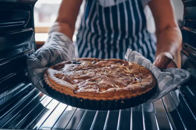 Baking Fig Tart with Almond, Pistachio and Mascarpone Cheese