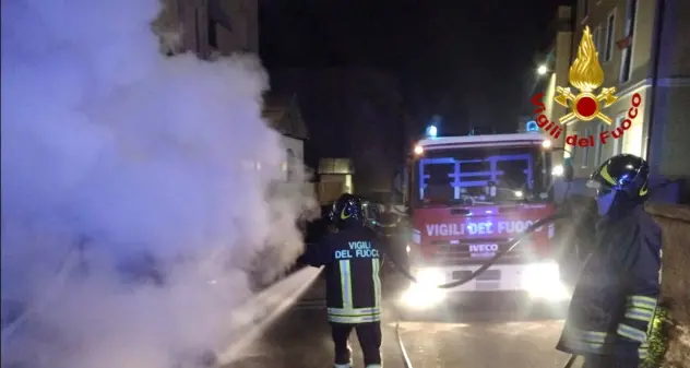 Cagliari. Autovetture in sosta incendiate, intervento immediato dei Vigili del Fuoco