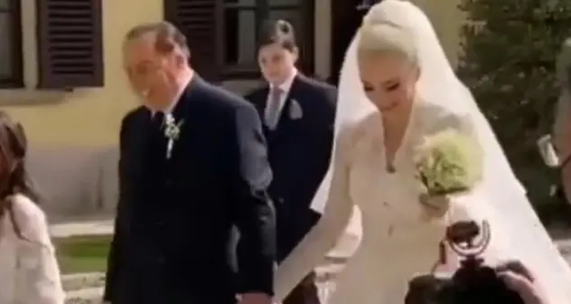 Momento napoletano al “matrimonio” di Berlusconi: canta Gigi D’Alessio