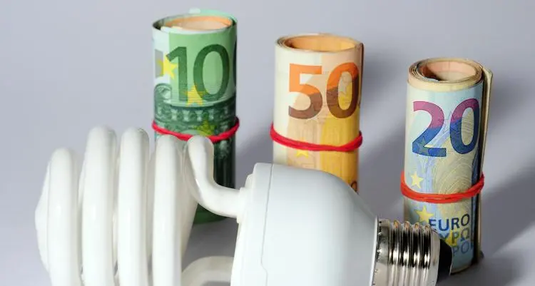 Adiconsum: \"In Sardegna rincari record per luce e gas\"