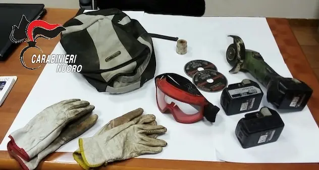 Tentano di rubare dei tubi di acciaio da uno stabilimento: nei guai una coppia