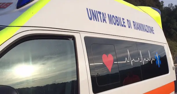 Turista colpito da malore muore sulla spiaggia di Costa Rei