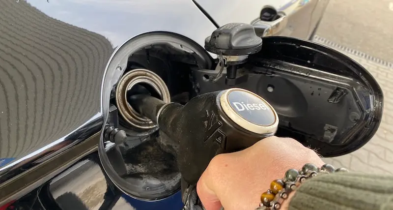 Caro Carburante. A Cagliari prima class action su rincari