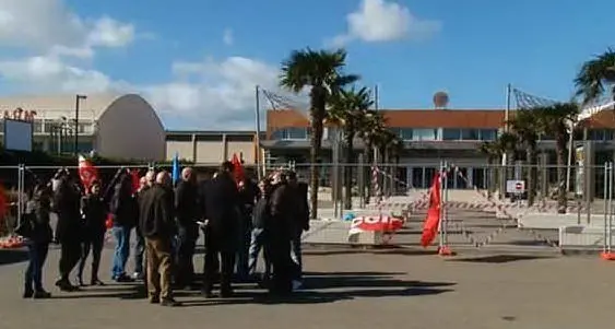 Cagliari. Protesta dei dipendenti Cineworld davanti al palazzo dell'Assessorato del Lavoro