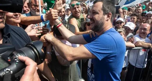 In fila per un selfie con Salvini 50enne sardo si struscia su 16enne: arrestato