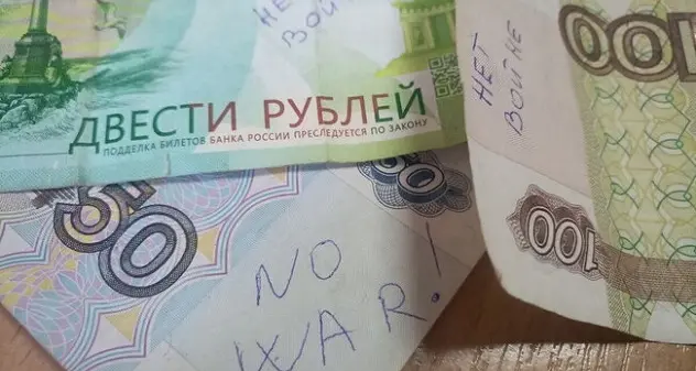 Il pacifismo \"viaggia\" sui rubli. La scritta \"No war\" sulle banconote russe