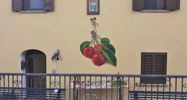 Un murale in omaggio alle ciliegie