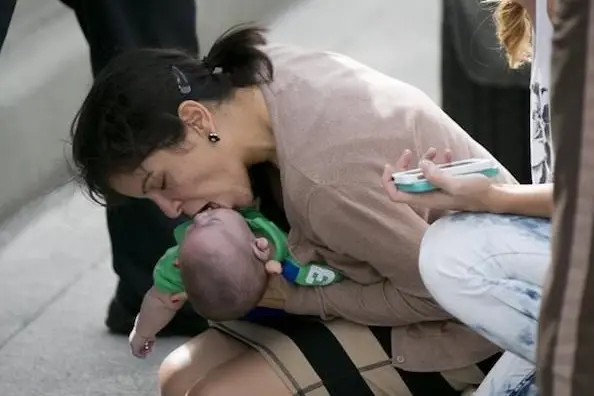 MIAMI - Pamela Rauseo ha salvato il nipote di 5 mesi Sebastian de la Cruz in crisi respiratoria. E\\' successo a Miami, sulla Dolphin Expressway. Il piccolo Sebastian ha smesso di respirare mentre stava in auto con la zia, che immediatamente ha bloccato la macchina in mezzo al traffico e ha poi praticato la respirazione bocca a bocca salvandolo.\\n\\nImage #: 27524818    Pamela Rauseo performs CPR on her nephew, 5-month-old Sebastian de la Cruz, after pulling her SUV over on the side of the road along Florida state road 836, just east of 57th Avenue, around 2:30 p.m. on Thursday, Feb. 20, 2014, in Miami. At right is Lucila Godoy, who stopped her car to assist in the rescue. (Al Diaz/Miami Herald/MCT)      Miami Herald/ MCT /LANDOV - MIAMI - ZIA SALVA IL NIPOTE DI 5 MESI CON LA RESPIRAZIONE BOCCA A BOCCA. Pamela Rauseo ha salvato il nipote di 5 mesi Sebastian de la Cruz in crisi respiratoria. E\\' successo a Miami, sulla Dolphin Expressway. Il piccolo Sebastian ha smesso di respirare mentre stava in auto con la zia, che immediatamente ha bloccato la macchina in mezzo al traffico e ha poi praticato la respirazione bocca a bocca salvandolo. - fotografo: PHOTOMASI