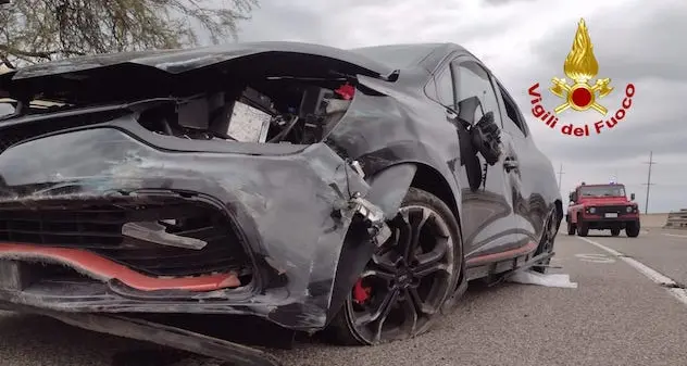 Cagliari. Auto si schianta contro guardrail: tre giovani illesi