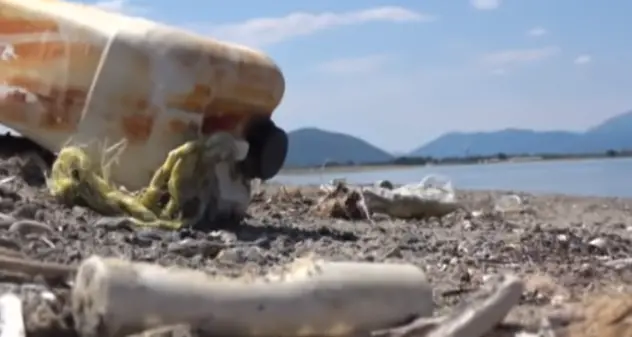 Lotta contro cicche e plastica, a Torre Grande i volontari puliscono la spiaggia