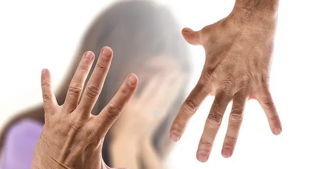 Genitori stalker. L’incubo di una figlia a cui non è stato perdonato il divorzio