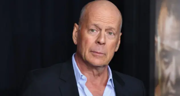 Bruce Willis si ritira dalle scene, Demi Moore: “Non può recitare per problemi cognitivi”