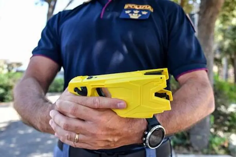 Un agente di polizia tiene impugna un taser nel Centro Nazionale di specializzazione e perfezionamento nel tiro, dove si svolge laddestramento degli operatori di Polizia alluso del taser, Nettuno, 3 luglio 2019.\\nANSA/ALESSANDRO DI MEO