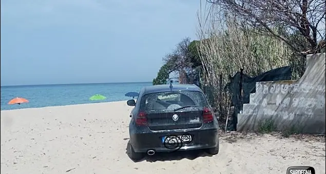 Bmw parcheggiato in spiaggia a Baccu Mandara, turista furbetto immortalato dai bagnanti