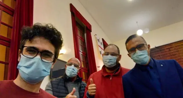 Carbonia: abbandonano l’aula in Consiglio comunale e lasciano dei cappelli in segno di protesta