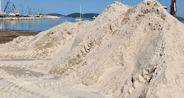 San Giovanni. Sabbia al posto della posidonia
