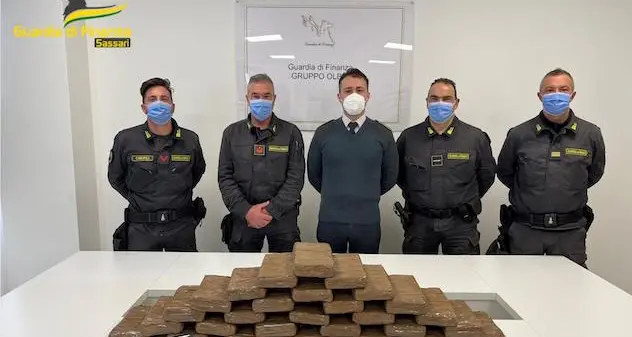 Sbarca al porto di Olbia con 28 chili di cocaina: arrestato un uomo