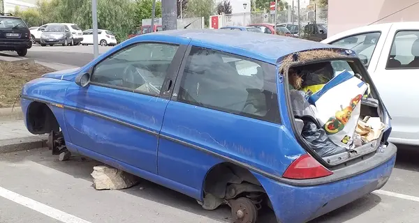 Vecchie auto piene di rifiuti e abbandonate in città: l’icona ‘storica’ è in via Monsignor Piovella