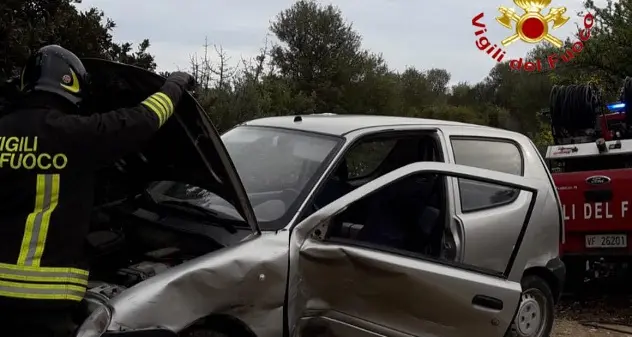 Schianto fra due auto sull'Orientale sarda, un ferito in ospedale