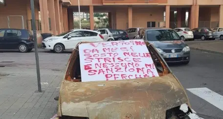 Auto distrutta da mesi sulle strisce. I residenti: \"Stanchi di segnalare il relitto abbandonato\"