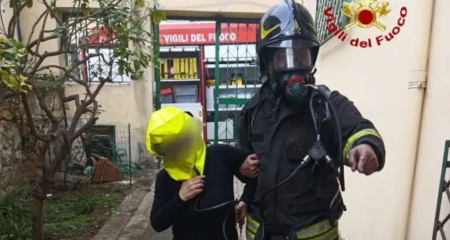Appartamento va a fuoco a causa della stufa: soccorsa una signora asmatica
