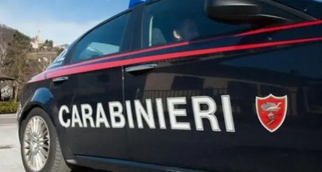 Operaio 41enne con la mano incastrata in un macchinario