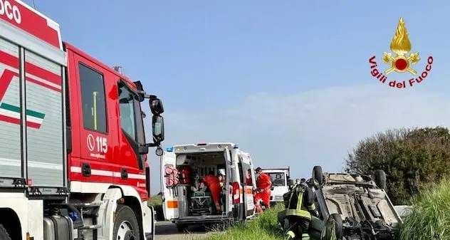 Auto esce di strada e si ribalta: paura per due donne e due bambini