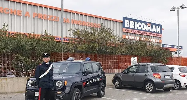 Ruba un paio di scarponi da lavoro, i vigilantes lo bloccano. Denunciato