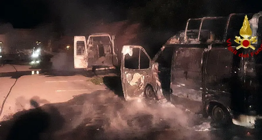 Fiamme nella notte, distrutti 3 furgoni e 1 autocarro