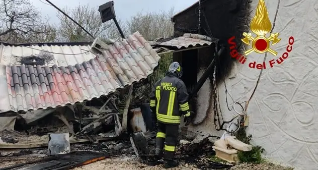 Fiamme in una baracca a Cheremule: muore una persona