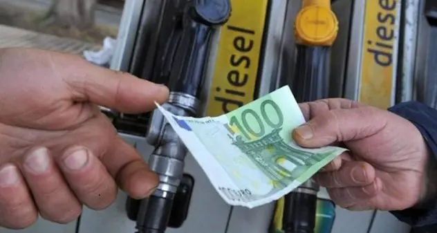 Benzina e diesel, prezzi ancora in calo: quanto costano oggi