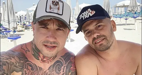 Nainggolan, vacanze estive al Poetto e in città. Il centrocampista dell’Inter non disdegna selfie e sorrisi